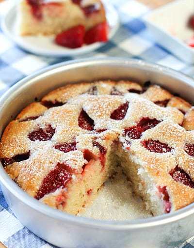 Strawberrycake in a round pan