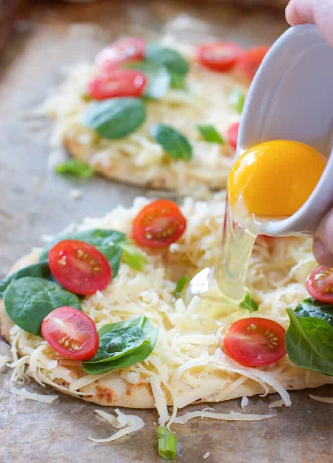 how to bake eggs on pizza