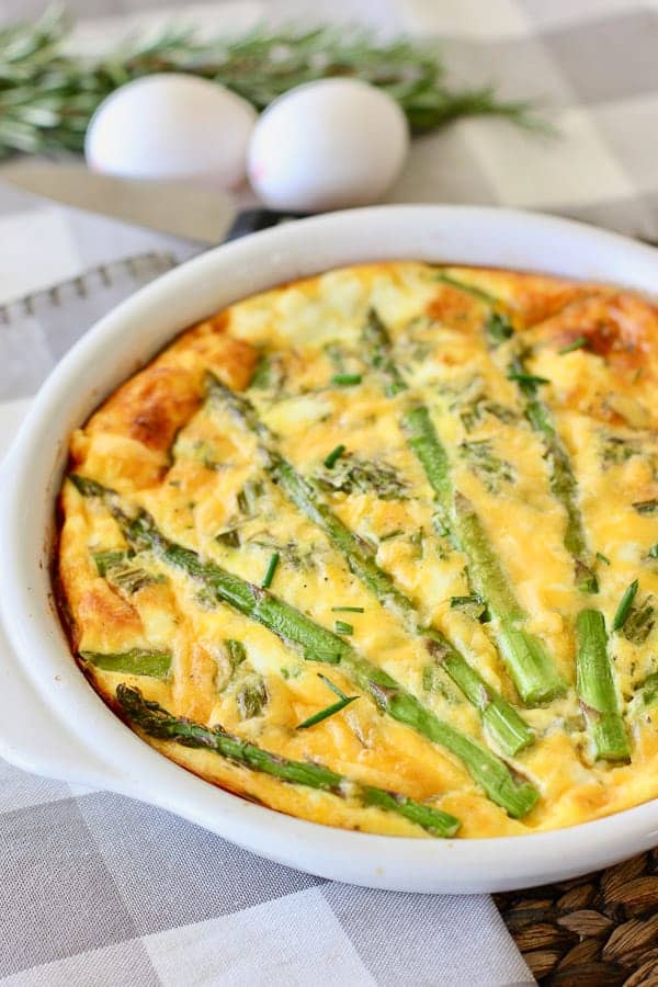 crustless quiche in a white pie pan