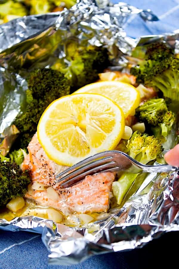 baked lemon garlic salmon in foil pouch