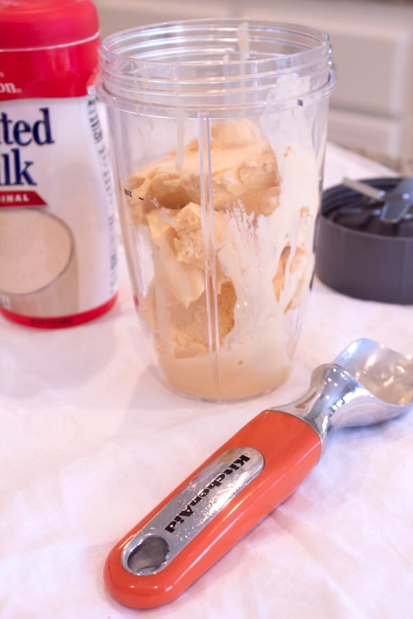 componentes de malte de chocolate com uma colher de gelado de laranja de ajuda à cozinha