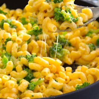 cheese pull of broccoli cheddar Mac and cheese in pan