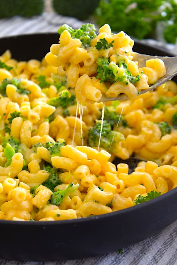 cheese pull of broccoli cheddar Mac and cheese in pan