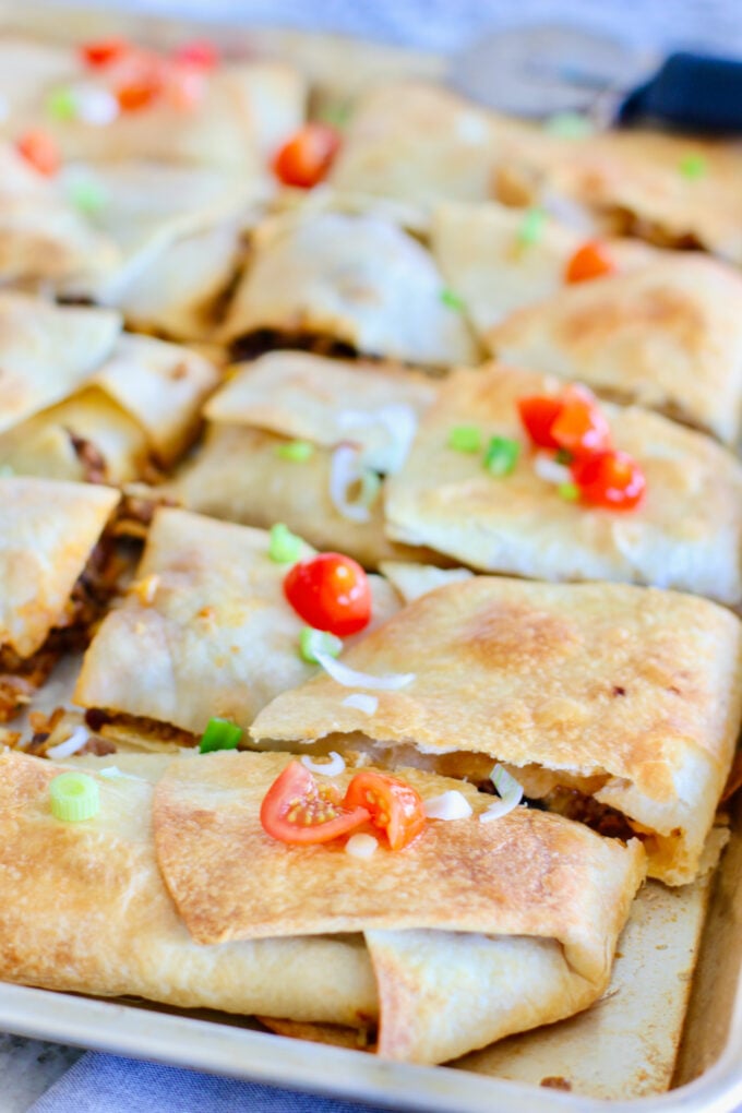 Do you love sheet pan dinners??? I do!!! This sheet pan quesadilla is easy  and my family loves it for dinner!!!! 🍽️ #sheetpandinner…