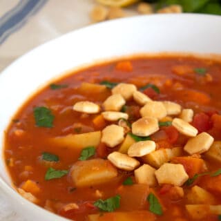 bowl of Manhattan calm chowder with oyster crackers