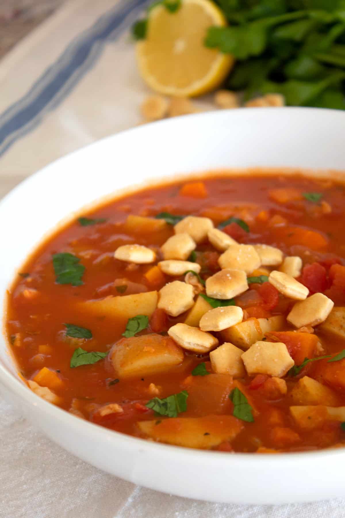 bowl of Manhattan calm chowder with oyster crackers