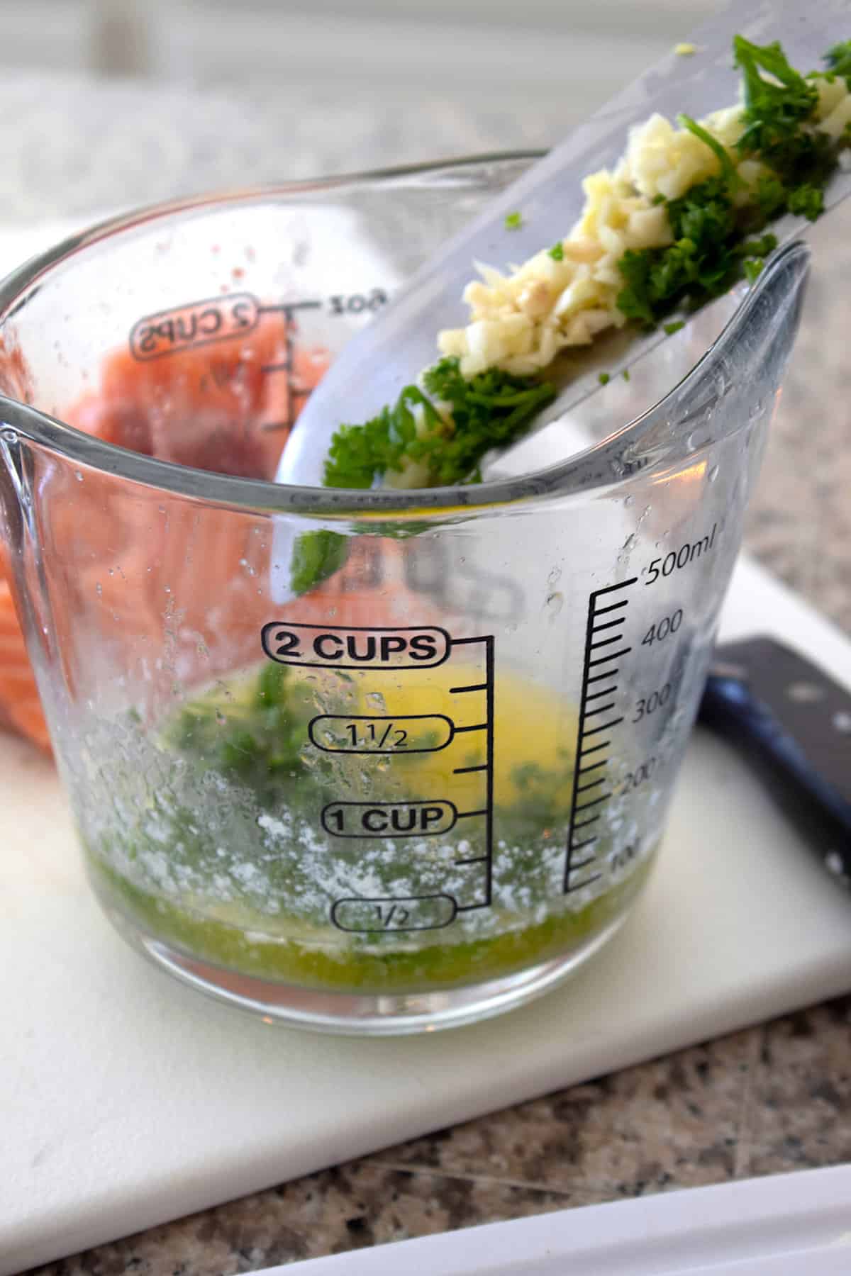 air fryer salmon bite marinade in a pyrex measuring cup