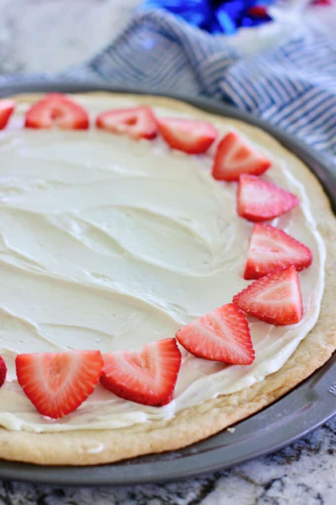 how to decorate a fruit pizza.