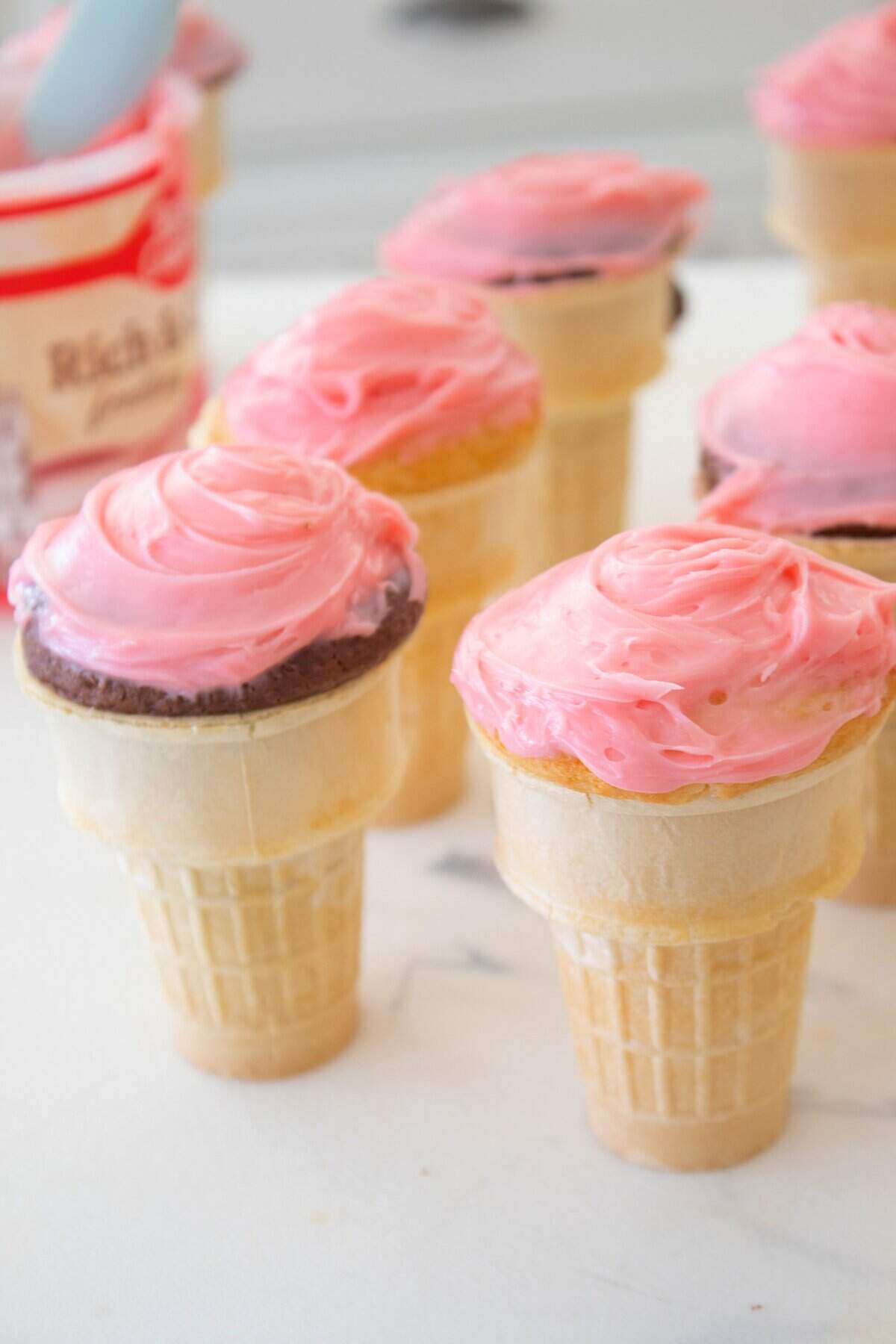 icing cupcake cones