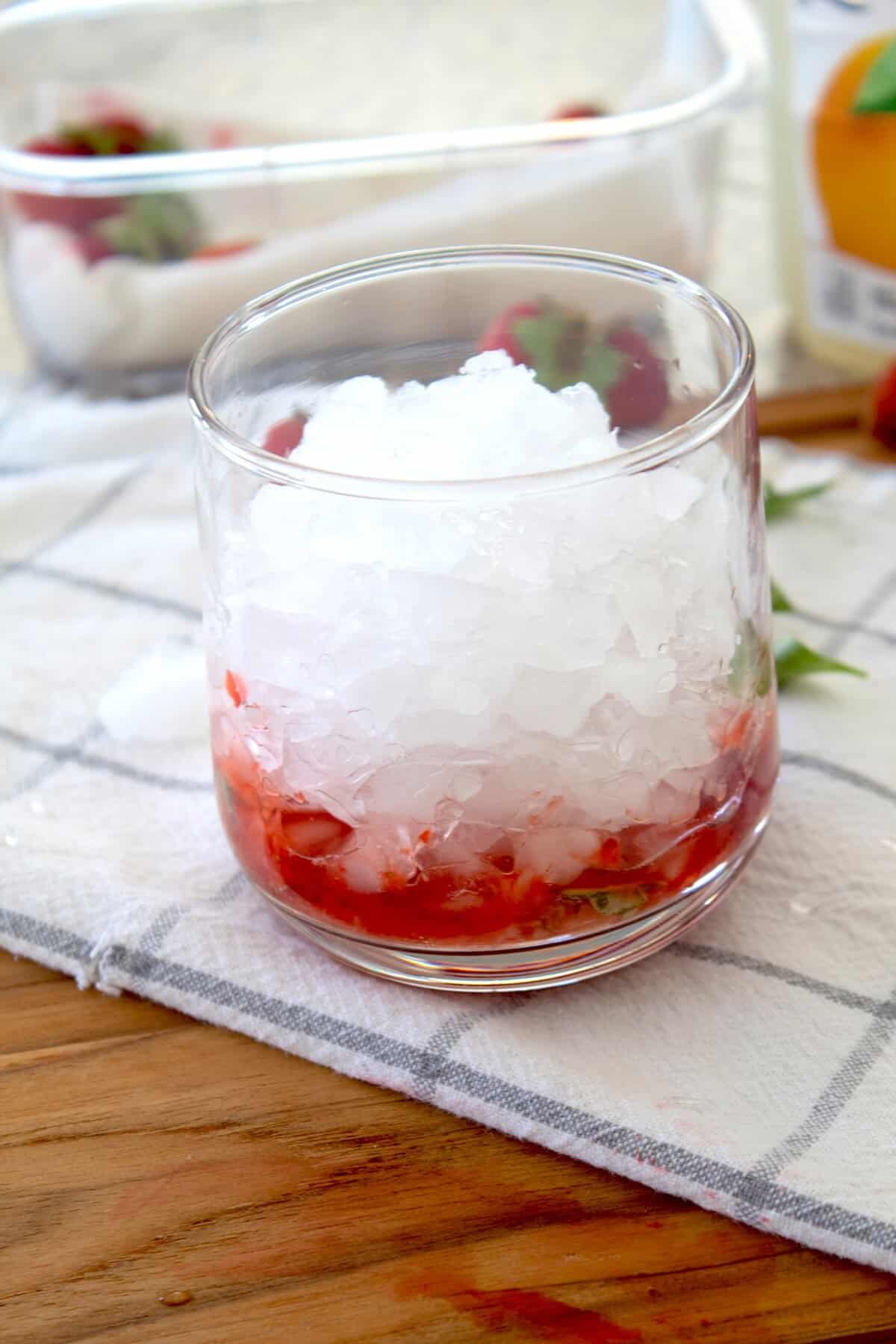 adding ice to strawberry lemonade